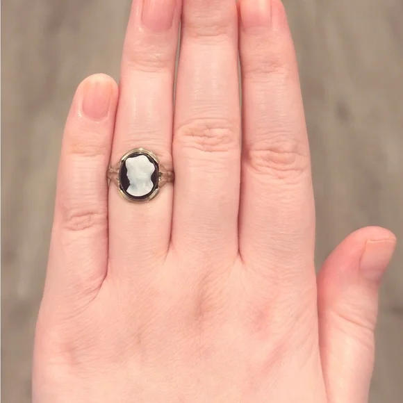Vintage 10K Black Cameo Ring: Onyx Carved White Shell Ladies Size 6.25 Solitaire
